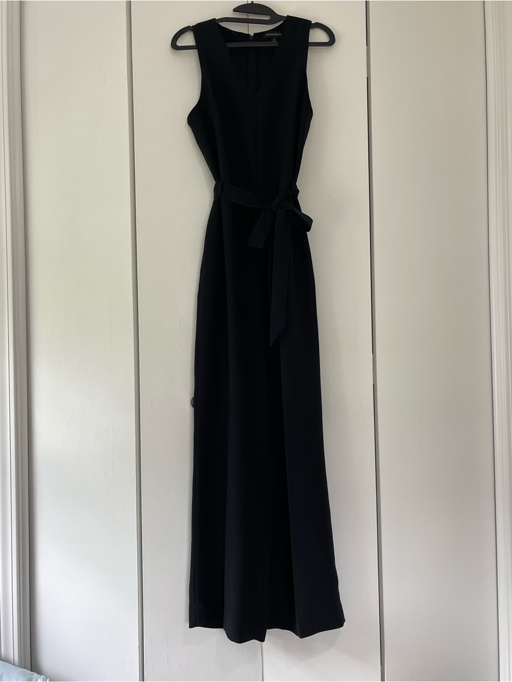 Banana Republic V-neck Black Jumpsuit/Romper. Size 6. Very Good Condition